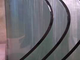 鋼化玻璃和普通玻璃（lí）如何區別？鋼化玻璃的優缺點都包括哪些？